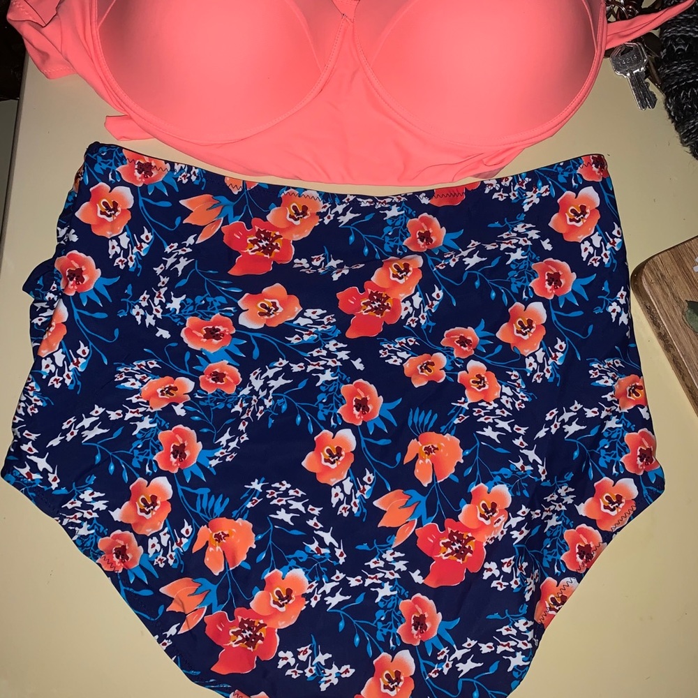 Bikini - Picture 2 of 2